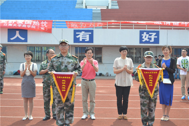 【商学院】商学院举行2015年学生军训慰问活动