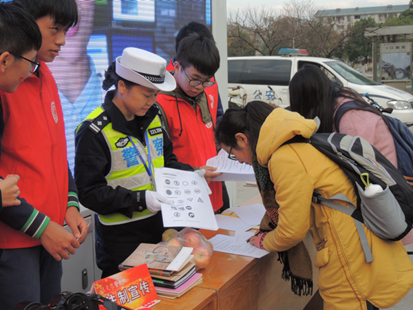 【物联网学院】拒绝危险驾驶，安全文明出行——物联网工程学院与交警支队举办全国交通安全日活动