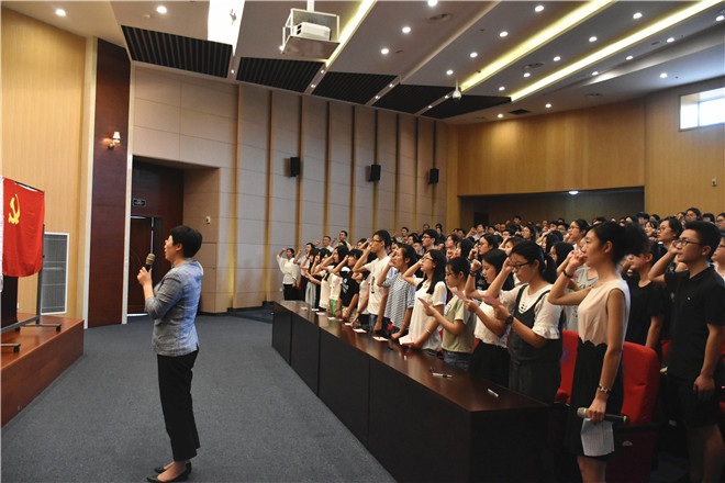 【商学院】商学院隆重举行新党员“七一”入党宣誓仪式暨庆祝中国共产党成立95周年集体党课活动