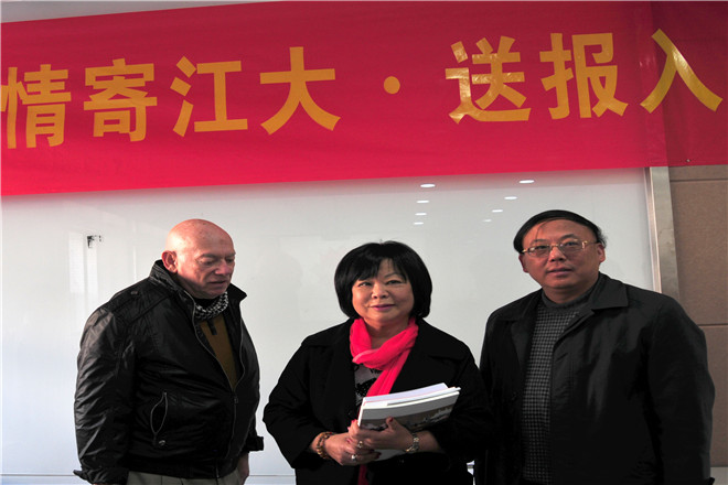 【设计学院】著名画家荣智安情寄江大，送报入校园
