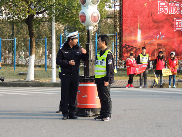 【物联网学院】拒绝危险驾驶，安全文明出行——物联网工程学院与交警支队举办全国交通安全日活动