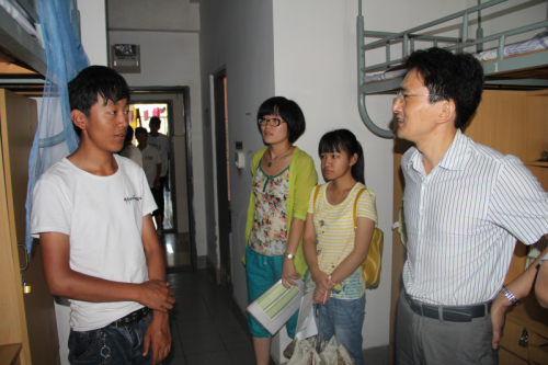 【法学院】走访宿舍送温情 师生和睦一家亲
