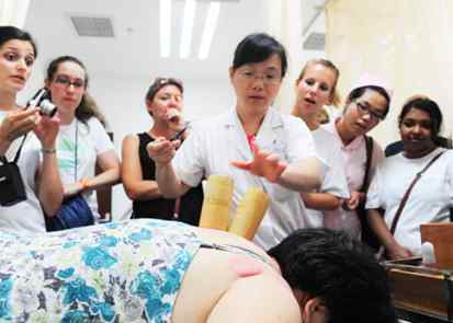 【医学院】【无锡市中医院】瑞士“洋师生”体验中医药