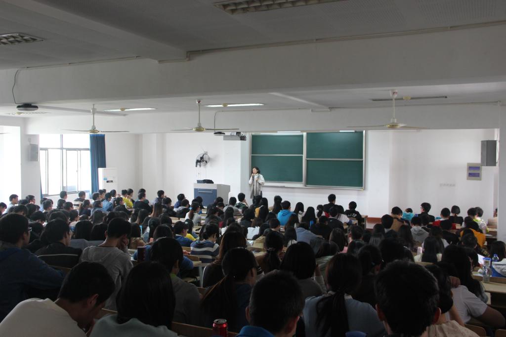 【化工学院】用未来度量现在，由学场认知职场——化工学院举办“职场零距离”讲座