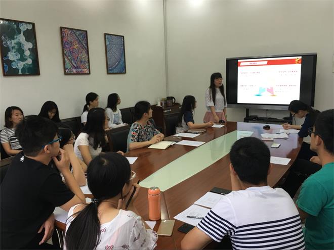 【药学院】药学院召开“两学一做”专题学习会暨学生党支部“优秀共产党员”、“先进党支部”评比推荐答辩会