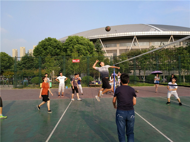 【数媒学院】开门红！数媒院排球队2比0力克生工
