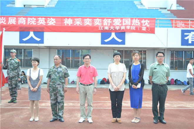 【商学院】商学院举行2015年学生军训慰问活动