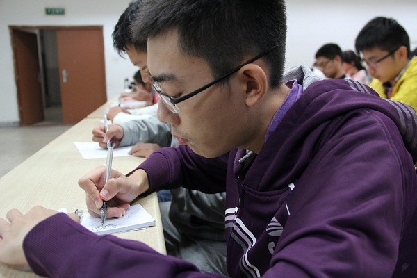 【数媒学院】浅谈图形创造 培养创新思维——数媒学院2013级新生转型教育系列讲座之五