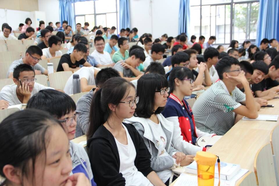 【化工学院】适应 律己 明志 ——记化工学院新生转型教育第三讲暨本科评估动员大会