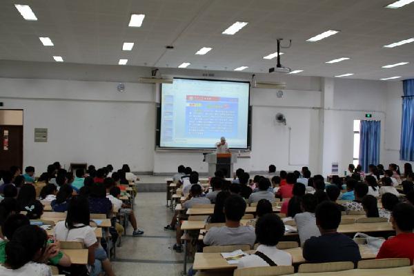 【化工学院】安全相伴，快乐相随——记化工学院２０１５级新生转型教育第一讲