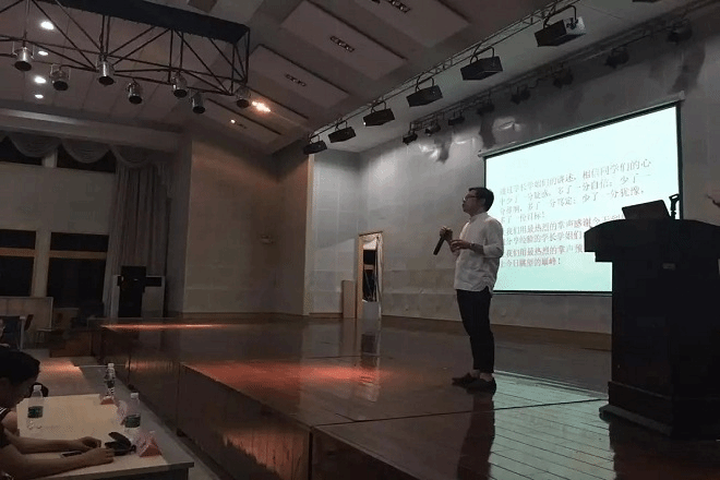 【纺服学院】纺织服装学院新生转型教育系列之优秀学长学姐报告交流会顺利举行