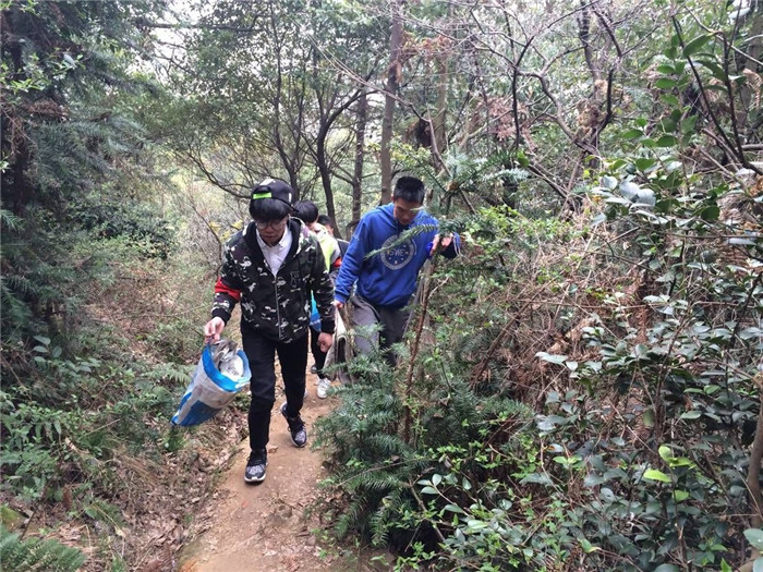 【数媒学院】数媒1402雷锋特称团支部前往嶂山开展环保活动