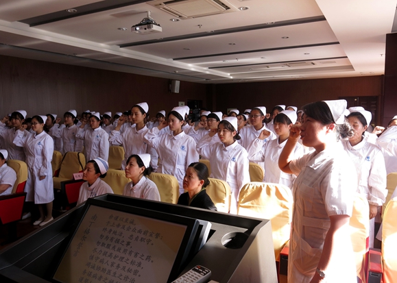 【医学院】誓言铭记心中，真情薪火相传 ——江南大学无锡医学院5·12国际护士节授帽仪式隆重举行 