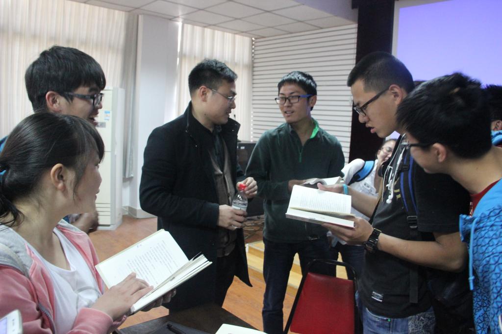 【化工学院】阅读有态度，等一个人书籍 ——记化工学院“亲近书香”主题活动之“化说”第一期