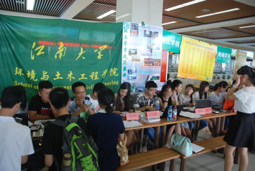 【环土学院】家校共携手，酷暑送温情：关怀致新生——记环土学院2015级新生家长会暨院领导走访慰问活动