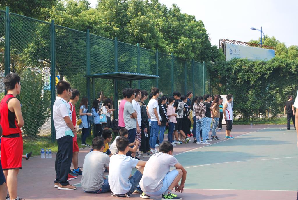 【理学院】战鼓擂，骄阳笑，铿锵步伐声似鼓，队员挥汗水如注 ——理学院新老生篮球赛圆满举行