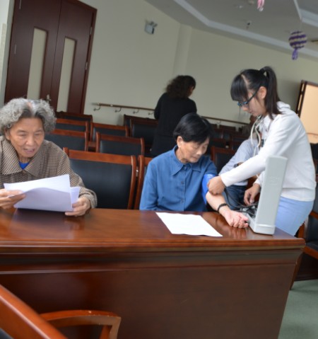 【医学院】爱暖空巢——记医学院“花暖医夏”暑期社会实践队关爱空巢老人活动