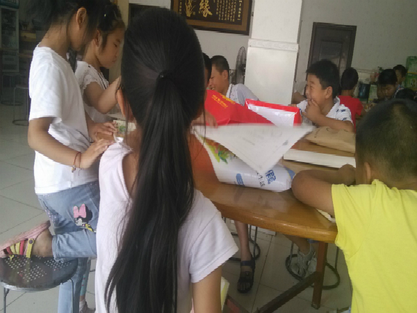 【药学院】爱让他们不再孤单—“203小分队”进行义务暑期培训活动