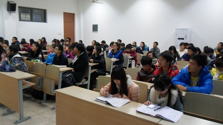 【理学院】拓宽国际视野，紧随时势步伐——校宣传部荀峥老师为理、药学院讲授形势政策课